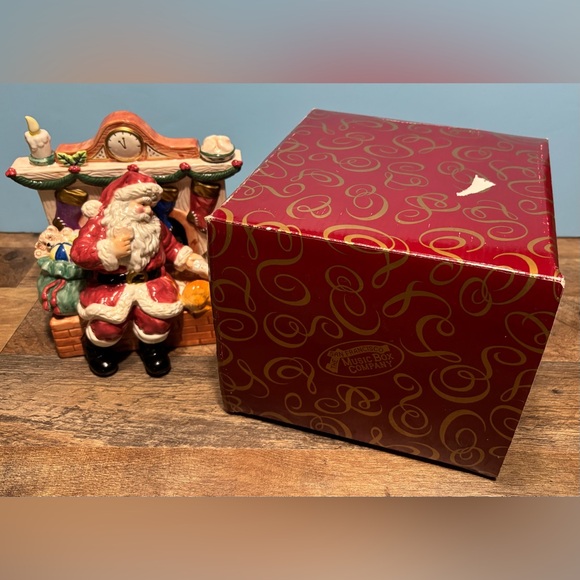 San Francisco Music Box Co The Holly and the Ivy Santa Cats Fireplace  393484 - Picture 7 of 8